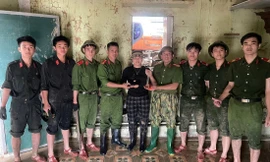 Xúc động nhận lại dây chuyền vàng, điện thoại vùi lấp trong bùn đất sau mưa lũ lịch sử