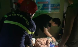 Giải cứu, đưa sản phụ đến bệnh viện trong bão