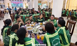 Sự đối đãi với hàng trăm công nhân môi trường sau bão số 5