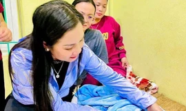 Bé trai sơ sinh kháu khỉnh bị bỏ rơi trước cổng nhà dân trong đêm