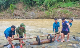 Trục vớt quả bom nặng 2,5 tạ dưới lòng sông