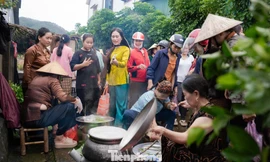 Phiên chợ quê khiến hàng nghìn người dân thích thú