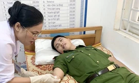 Đại úy trẻ hiến máu cứu cụ bà