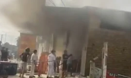 Cháy cơ sở giao hàng lúc sáng sớm, khói mù mịt bốc cao