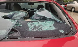 Hàng loạt ô tô hư hỏng do biển quảng cáo, kính rơi trúng sau bão số 5