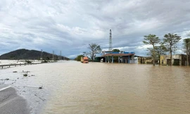 Quốc lộ 1A qua Hà Tĩnh ‘biến thành sông’, giao thông ách tắc