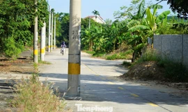 Nghịch lý hàng loạt cột điện 'chình ình' giữa đường vừa mở rộng ở Hà Tĩnh