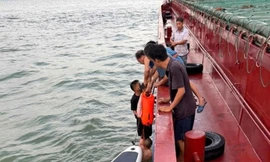 Xuyên đêm tìm 2 cha con mất tích trên biển ở Hà Tĩnh