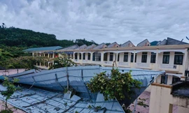 Lốc xoáy tàn phá trường học ở Hà Tĩnh