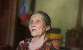 Cựu thanh niên xung phong bật khóc khi kể lại ký ức tham gia chiến trường.