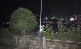 Vui chơi tại sân bóng, bé gái bị điện giật tử vong