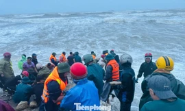 Kè biển bảo vệ 5.000 dân bị sạt lở, hàng trăm người căng mình gia cố