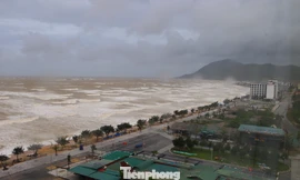 Sóng biển Thiên Cầm cuộn cao, người dân 'nín thở' trước giờ bão đổ bộ