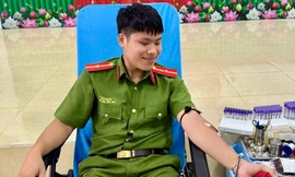 Hai chiến sĩ công an hiến máu cứu bệnh nhân nguy kịch