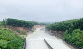 Hồ chứa nước ở Hà Tĩnh đồng loạt xả tràn ứng phó mưa bão