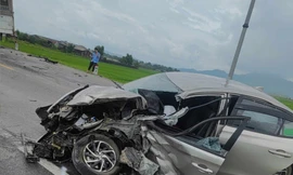 Ô tô con bị vò nát phần đầu, xe tải rơi bánh sau va chạm trên quốc lộ 1