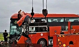 Xe khách tông đuôi container trên cao tốc, tài xế mắc kẹt trong ca bin