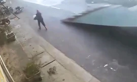 Thót tim khoảnh khắc tấm tôn lớn bay trong giông lốc suýt trúng người đi đường