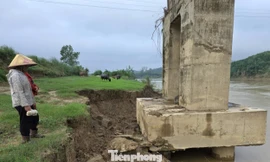 Trụ cầu treo bị khoét hàm ếch, rọ đá lộ thiên