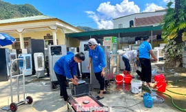 Bạn trẻ sửa chữa đồ điện tử miễn phí cho bà con vùng lũ