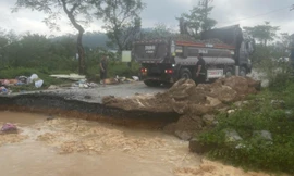 Vỡ bờ sông Vinh, nước ào ạt tràn vào khu đô thị