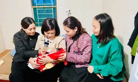 Bé sơ sinh bị bỏ rơi trước cổng nhà dân kèm tờ giấy “do hoàn cảnh cháu không nuôi được”