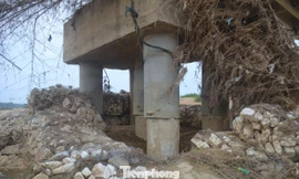 Trụ cầu ở Nghệ An phơi móng, rọ đá lộ thiên