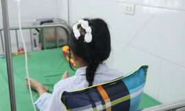 Tình trạng sức khỏe bé gái bị cha dượng dùng búa đinh đánh vào đầu 