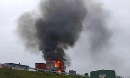 Xe tải bốc cháy dữ dội trên cao tốc Diễn Châu - Bãi Vọt