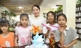 Gói yêu thương vào đèn Trung thu gửi tặng bạn nhỏ vùng lũ