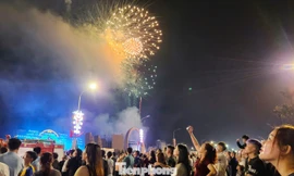 Nghệ An bắn pháo hoa mừng năm mới ở biển Cửa Lò