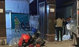 Xe máy 'kẹp ba' tông ô tô tải, một người tử vong