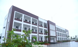 Trường mới xây bỏ không, cô trò chen chúc trong phòng học xuống cấp