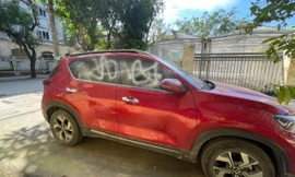 Loạt ô tô bị xịt sơn trắng lên kính khi đỗ trong ngõ ở Nghệ An