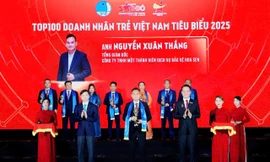 Ông Nguyễn Xuân Thắng – Tổng Giám đốc Công ty Dịch vụ Bảo vệ Hoa Sen vinh dự nhận giải thưởng Sao Đỏ 2025