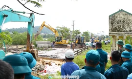 Hàng trăm người nỗ lực ‘vá’ bờ sông Vinh 