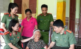 Công an Nghệ An thăm, sửa chữa nhà Mẹ Việt Nam Anh hùng