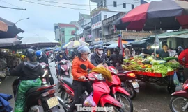 Vỉa hè, lòng đường biến thành chợ