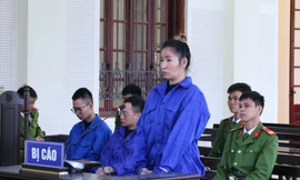 Bí mật trong chiếc vali đen của người phụ nữ ngoại quốc