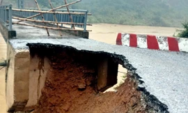 Mưa lớn làm sạt lở mố cầu bắc qua sông Lam, hàng trăm hộ dân bị ảnh hưởng