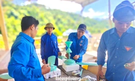 Lắp đặt gần 200 quạt trần trước thềm năm học mới cho học sinh miền núi Nghệ An