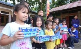 Vinamilk, báo Tiền Phong mang yêu thương về với bà con vùng lũ Nghệ An