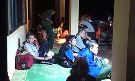 Núi nứt ở tâm lũ quét Nghệ An, người dân tiếp tục phải sơ tán khẩn