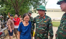 Tư lệnh Quân khu 4 đến tâm lũ ở Nghệ An chỉ đạo khắc phục hậu quả