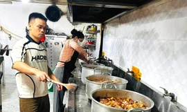 Nấu hàng nghìn suất ăn miễn phí giúp người dân vùng lũ