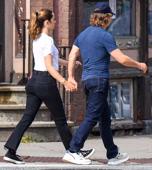 tom-cruise-ana-de-armas-holding-hands-072925-c4d6066cad184a6cb7181f05b1dba9e8.jpg