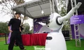 Trạm robot AI hút khách đến công viên trung tâm Hà Nội