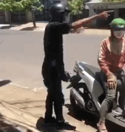 Anh Em bức xúc khi bị cán bộ phường Vĩnh Hoà lập biên bản vi phạm. Ảnh chụp lại clip.