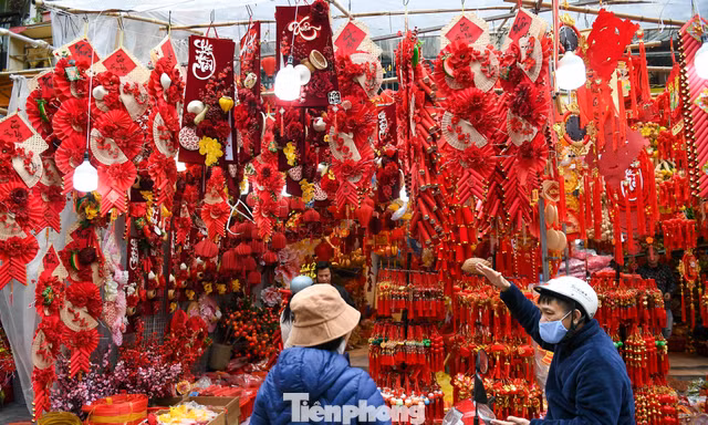 Phố cổ Hà Nội đỏ rực