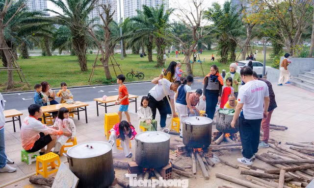 Cảnh cư dân góp gạo gói bánh chưng, 'giữ lửa' Tết xưa giữa phố thị